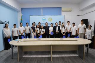 В Талдыкоргане 15 подросткам вручили их первые удостоверения личности