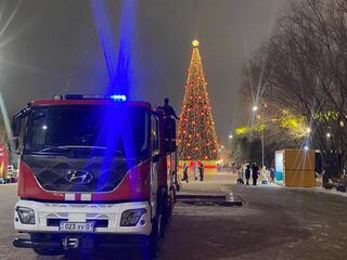 МЧС обеспечило пожарную безопасность при зажжении новогодних елок в столице