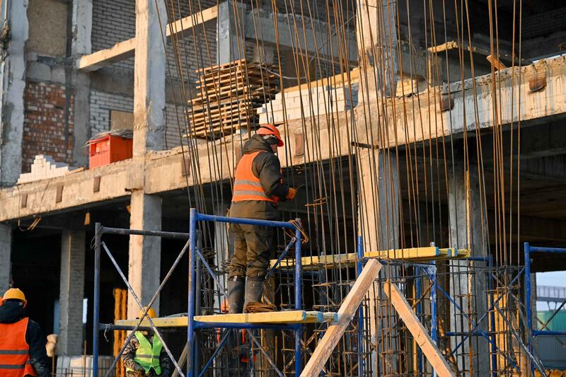 Здание железнодорожного вокзала в Семее модернизируется