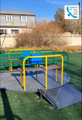 Установка адаптированной карусели для колясочников и сопровождающих лиц