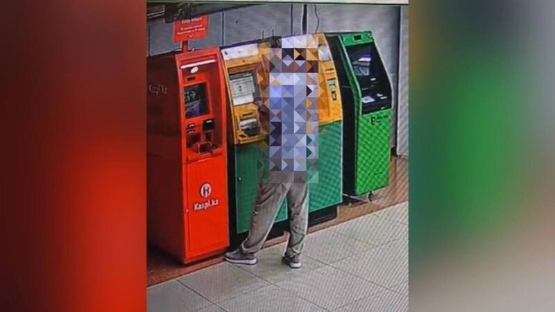 Мужчина забрал деньги, оставшиеся в банкомате, в Уральске