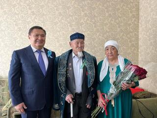 Марат Ахметжанов поздравил с Днем Победы ветерана войны Нұрғасыма Әжітаева