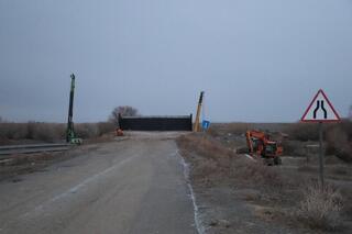 В Кокпектинском районе реконструируют мост, ведущий в село Тассай