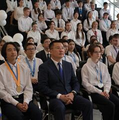 Аким Павлодарской области встретился с юными интеллектуалами