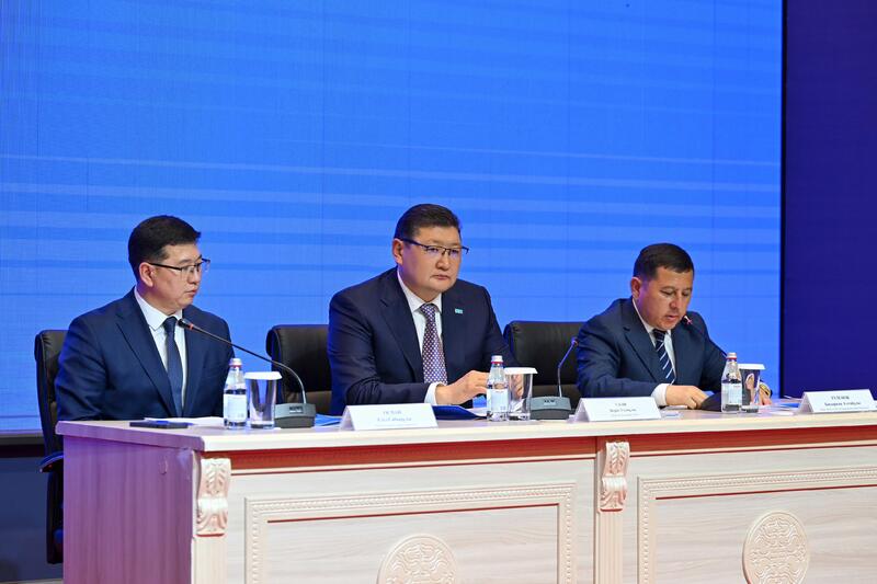 Аким области Абай Берик Уали выступил с докладом на августовской конференции педагогов