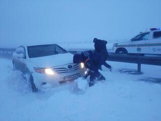 Сотрудники МЧС спасли и эвакуировали из снежных заносов порядка 300 человек
