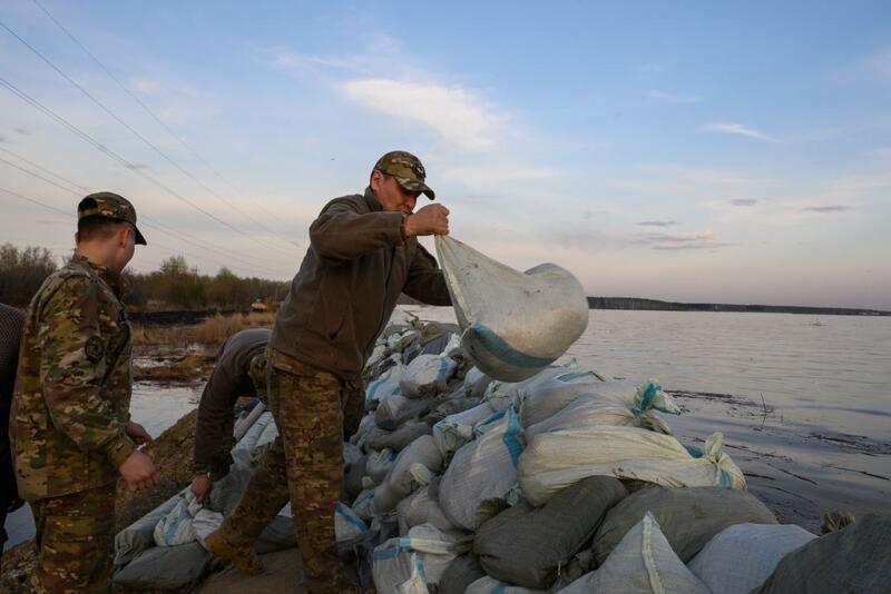В СКО третий день борются с водой: дамбу продолжают укреплять