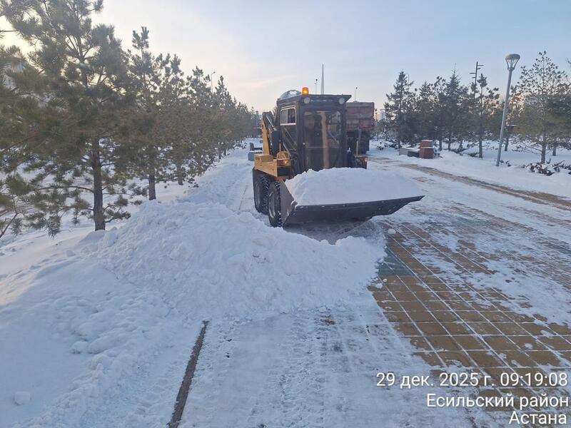 Почти 3 000 дорожных рабочих и свыше 1 400 единиц спецтехники задействованы в снегоуборочных работах в Астане