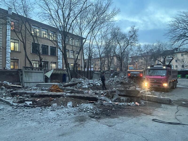 В Алматы снесли недостроенное здание в центральной части города