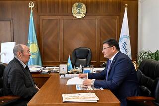 Аким области Абай встретился с писателем Ролланом Сейсенбаевым
