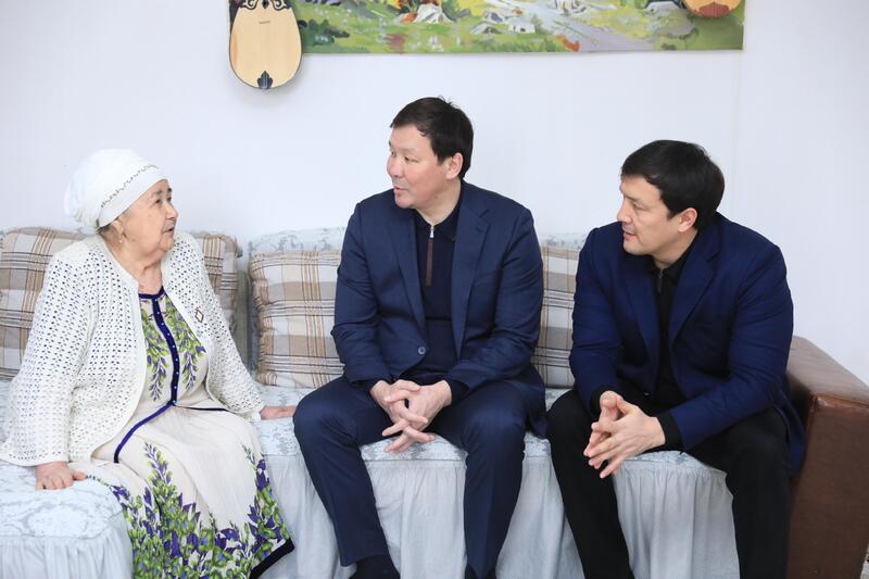 Асхат Шахаров в честь 8 Марта посетил дома актюбинок, внесших вклад в развитие области