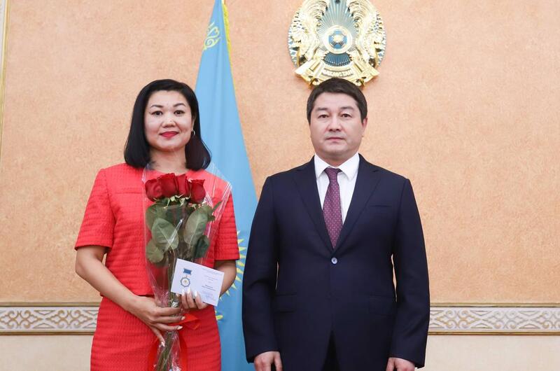 В Мангистау ко Дню государственных служащих наградили лучших представителей отрасли