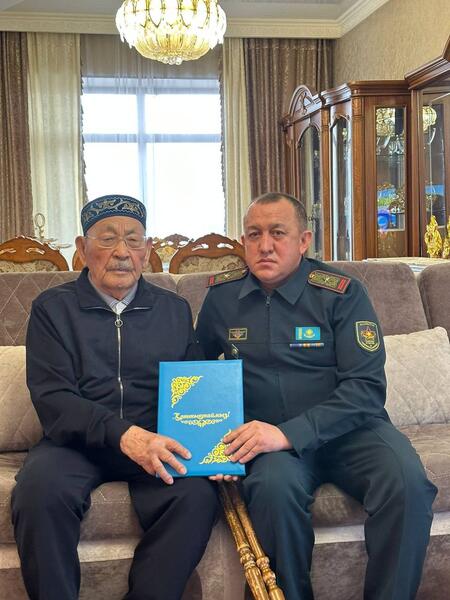 Военнослужащие Алматинского гарнизона поздравили фронтовика Солтанбая Жарыкбасова со 101-летием