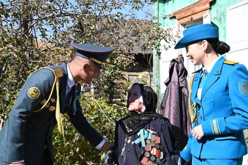В ВКО военнослужащие поздравили с Днем пожилых людей ветеранов М. Головатюка и А. Светочеву