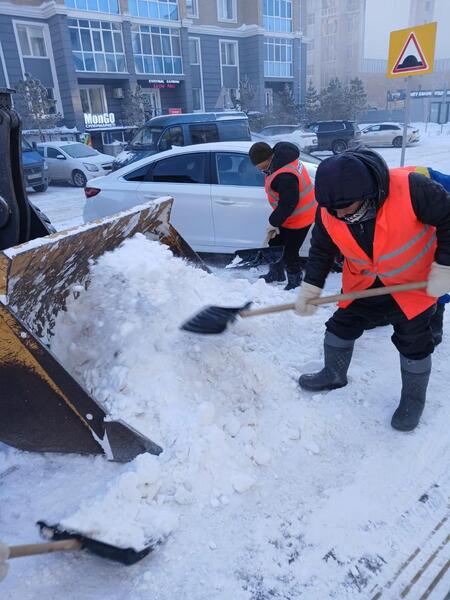 Более 3 000 дорожных рабочих заняты в снегоуборочных работах в Астане