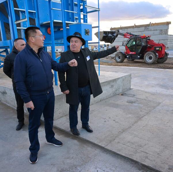 Аким области Асаин Байханов посетил село Кеменгер Павлодарского района, где ознакомился с реализацией крупных инвестиционных проектов и проверил ход строительства физкультурно-оздоровительного комплекса