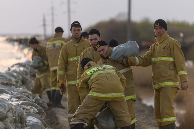 В СКО третий день борются с водой: дамбу продолжают укреплять
