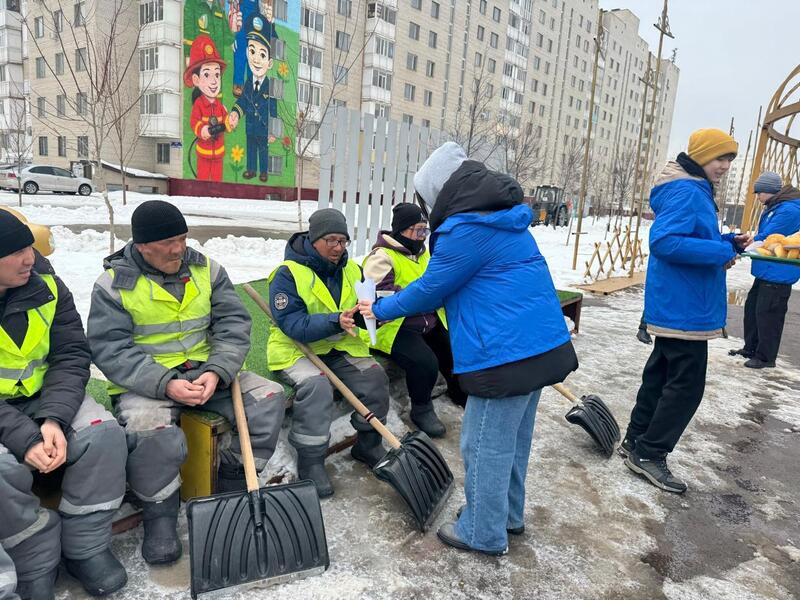 В Астане волонтеры раздали работникам коммунальных служб горячий чай и баурсаки