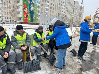 В Астане волонтеры раздали работникам коммунальных служб горячий чай и баурсаки