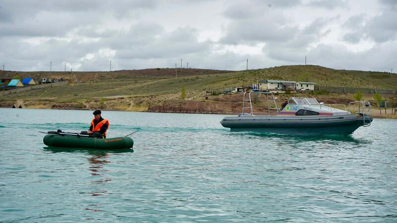 Спасатели МЧС патрулируют на акватории Капчагайского водохранилища