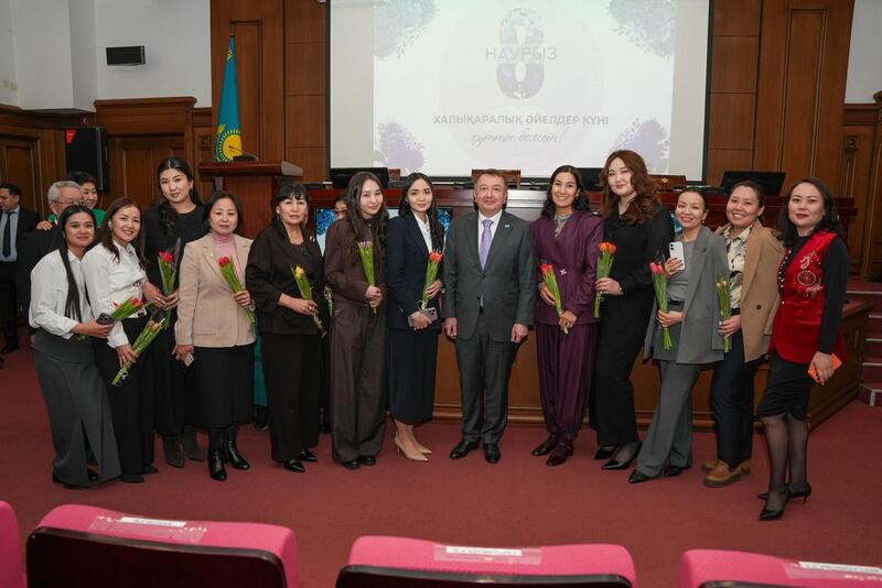 Министр юстиции Республики Казахстан Ерлан Сарсембаев поздравил всех представительниц прекрасного пола, работающих в органах юстиции, с праздником 8 марта – Международным женским днём