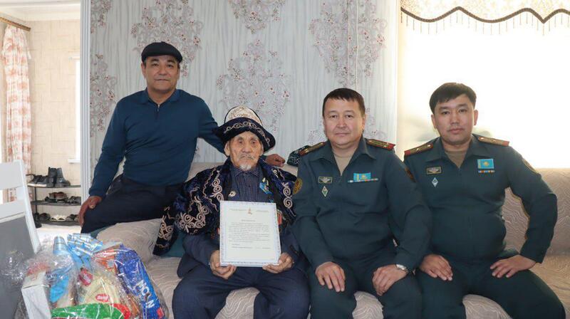 ВОЕННОСЛУЖАЩИЕ ТУРКЕСТАНСКОЙ ОБЛАСТИ ПОЗДРАВИЛИ ВЕТЕРАНА ВОВ С ДНЕМ БЛАГОДАРНОСТИ