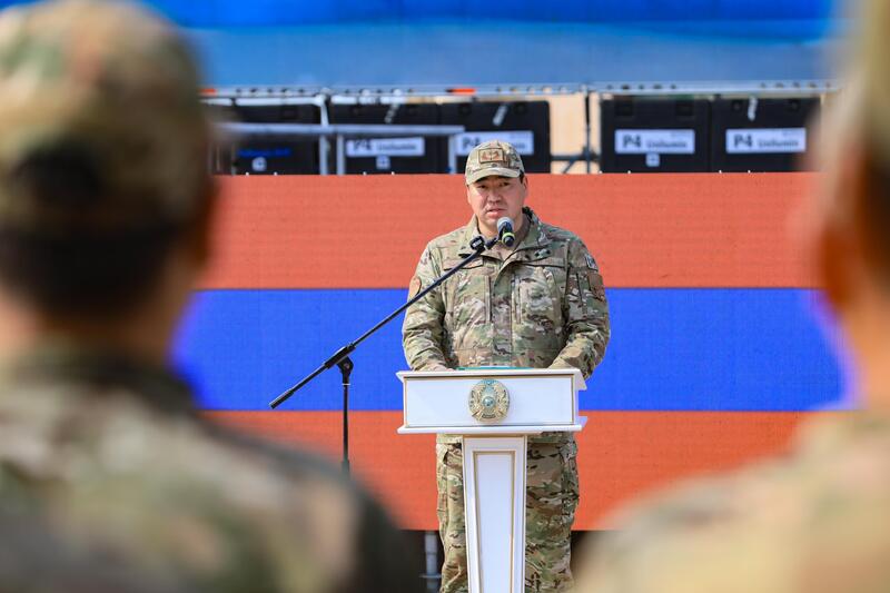 Глава МЧС вручил актюбинским спасателям спецтехнику и ключи от служебных квартир