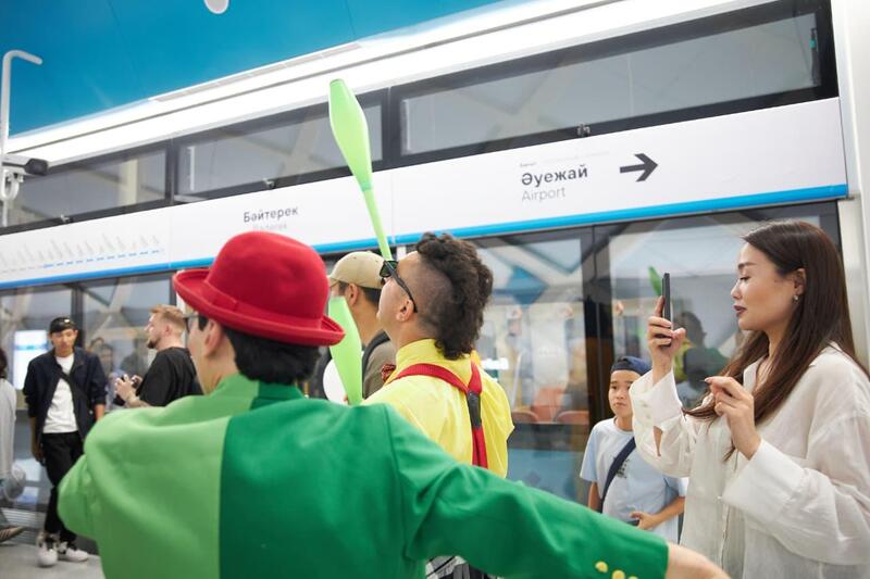 Поезд LRT превратился в сцену: в столице стартовал Международный фестиваль клоунов