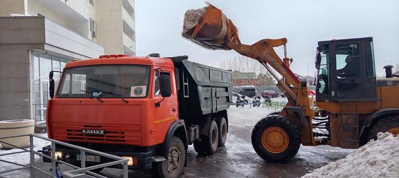 Почти 3 000 коммунальщиков задействованы в работах по уборке снега и наледи в столице