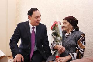 Ербол Карашукеев поздравил 100-летнюю жительницу с 8 Марта