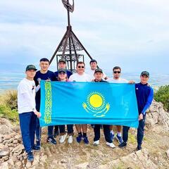 В ЧЕСТЬ ДНЯ ГОСУДАРСТВЕННЫХ СИМВОЛОВ КАЗЫГУРТСКАЯ МОЛОДЕЖЬ ПОДНЯЛАСЬ НА ВЫСОТУ БОЛЕЕ 1700 МЕТРОВ