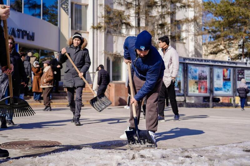 День очищения: более 600 деятелей культуры вышли на уборку в Астане