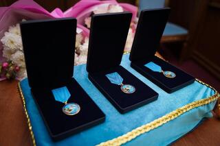 Государственные служащие принесли присягу в преддверии Дня Конституции