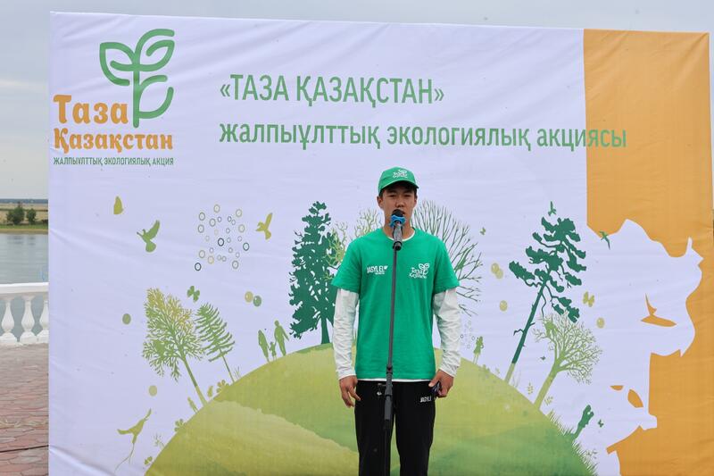Более 130 жителей Курчатова вышли на уборку берега Иртыша в рамках экологической акции