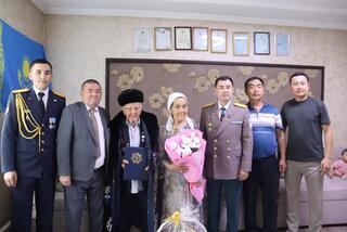 Спасатели поздравили 100-летнего ветерана пожарного с Днем Победы