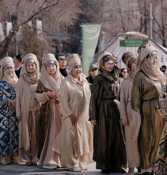 В Алматы прошёл уникальный модный показ с участием апашек