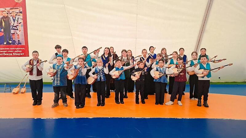 Около 10 тысяч юных домбристов Карагандинской области одновременно исполнили известные кюи  