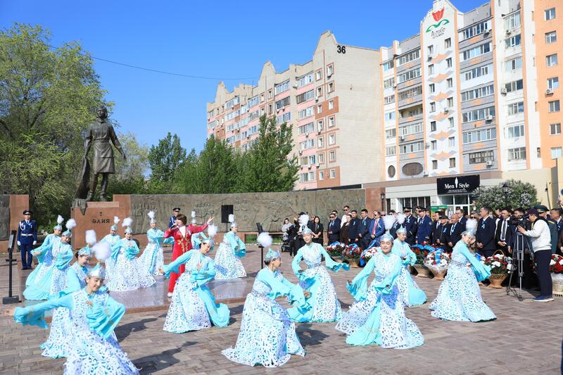 Актюбинцы возложили цветы в знак почтения к подвигу Алии Молдагуловой