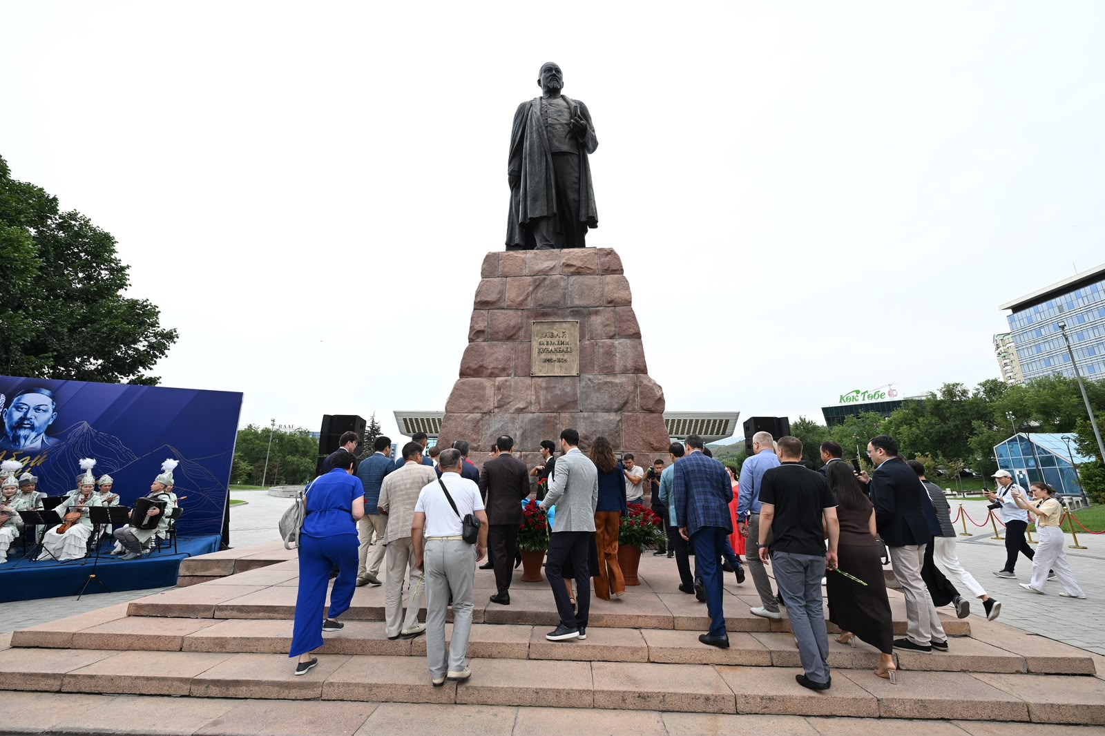 В Алматы прошла церемония возложения цветов к памятнику Абаю