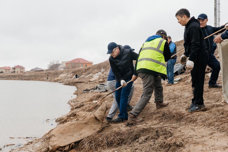 В Атырау прошёл субботник «Чистый берег»