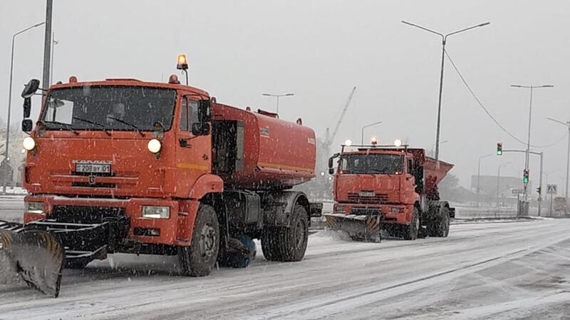 Свыше 1 тыс. единиц спецтехники задействовано в снегоуборочных работах днем в Астане