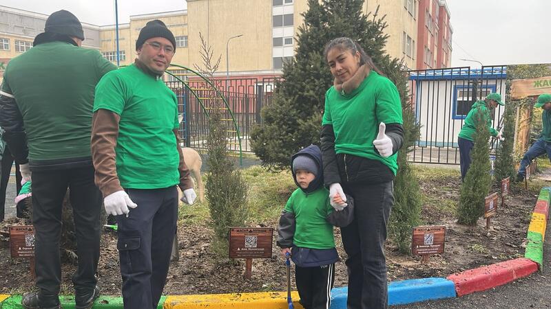 Именные деревья высадили дети с родителями в рамках экоинициативы «Таза Қазақстан» в Алматы