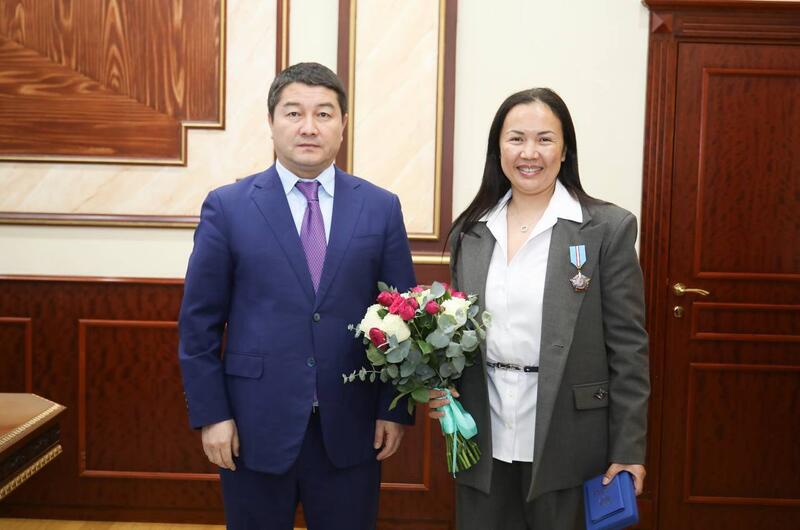 Нурдаулет Килыбай вручил государственные награды людям труда