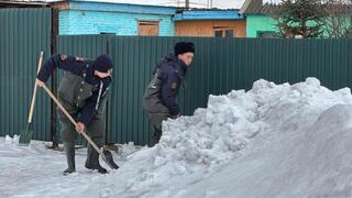 Спасатели ДЧС ВКО помогают нуждающимся в помощи в подготовке к паводкам