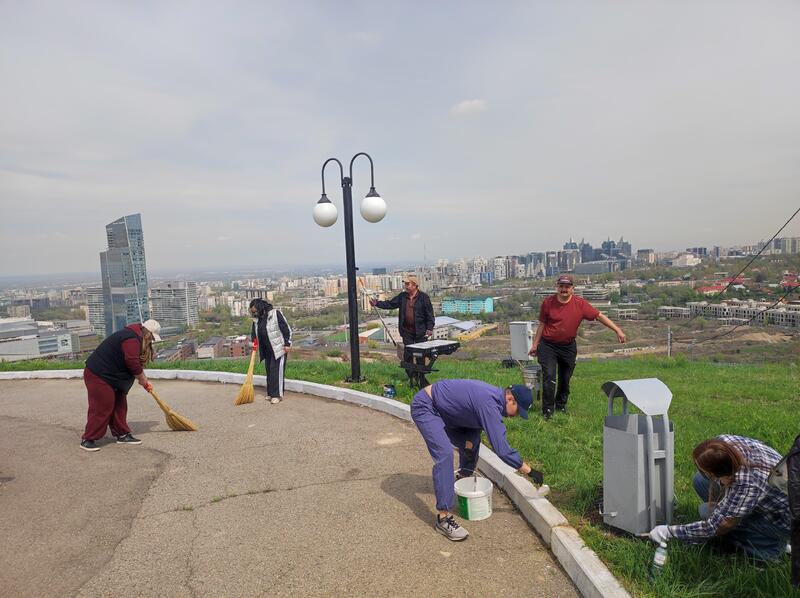 Чистота на высоте: у трамплинов в Алматы прошел яркий субботник