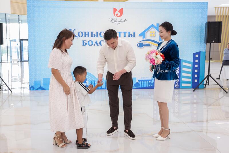 НОВЫЕ КВАРТИРЫ, НОВЫЕ ПЕРСПЕКТИВЫ: В ШЫМКЕНТЕ СЕМЬЯМ ВРУЧИЛИ КЛЮЧИ