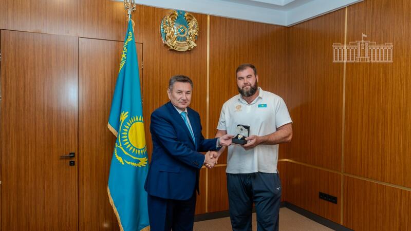 Аким ВКО от имени Президента РК вручил награды призёру Всемирных игр кочевников Вадиму Макарцову