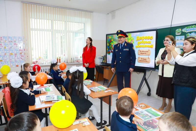 В День знаний начальник ДП Астаны поздравил школьников с началом учебного года