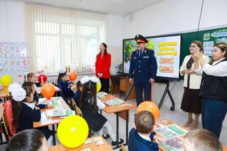 В День знаний начальник ДП Астаны поздравил школьников с началом учебного года