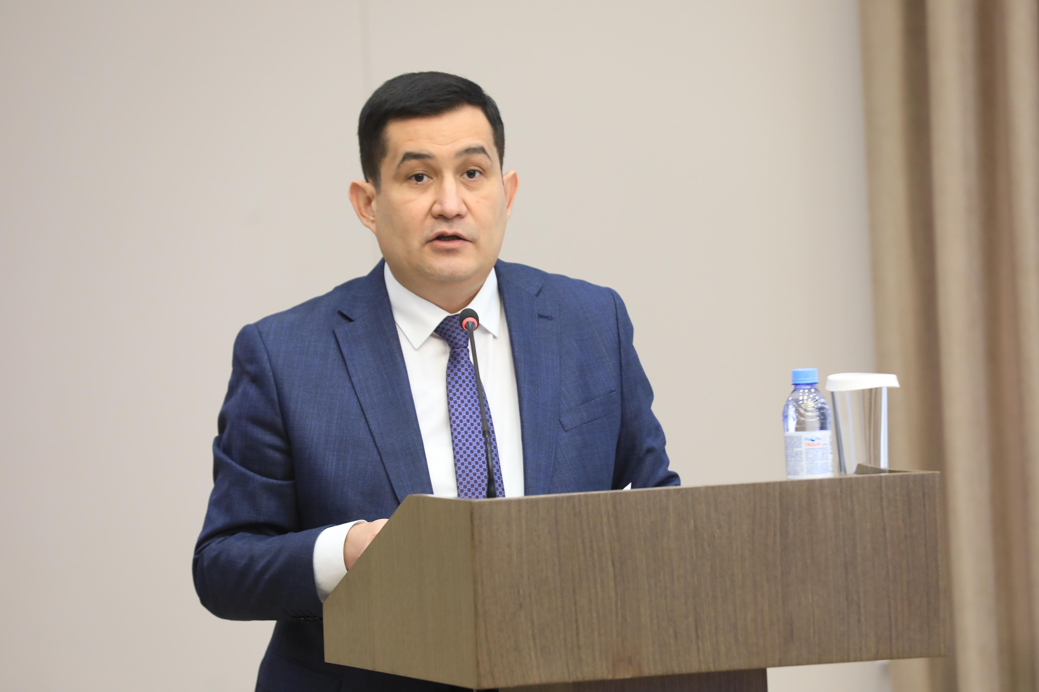 На очередном аппаратном совещании рассмотрены два вопроса